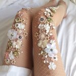 『履ける』芸術作品、“リリカ・マトシ”の美しい網タイツ
